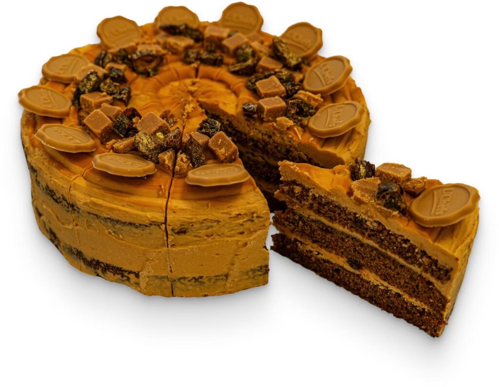 Karalemový dort se slaným karamelem a kousky datil